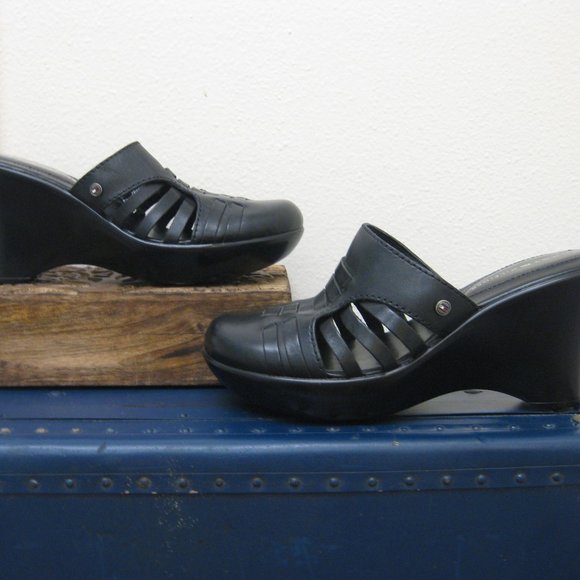 Tommy Hilfiger Shoes - NWOT Tommy Hilfiger black leather wedges 7.5